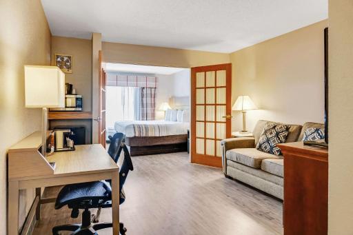 Country Inn & Suites by Radisson, Grand Rapids Airport, MI - Housity