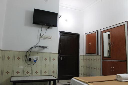 Madhur Villa Guest House - Housity