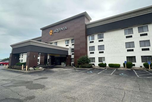 La Quinta Inn and Suites by Wyndham Cincinnati North - Housity