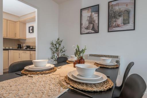 3-Bed Serviced Apt near M62, Leeds - Ideal for Up to 6 Guests - Long Stay Options - Free Parking and Wifi - Housity
