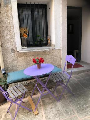 Logement neuf centre du village aux pieds du château - Housity