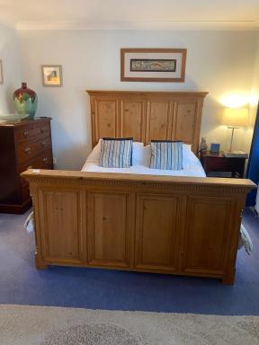 Beautiful private room with Kingsize bed and large private en-suite - Housity