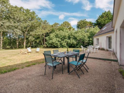 Spacieuse Villa à Crac'h : 4 Ch. pour 8 Pers., Beau Jardin, Proche Plages et WiFi - FR-1-477-244 - Housity