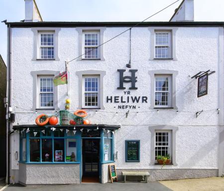 Tafarn Yr Heliwr - Housity