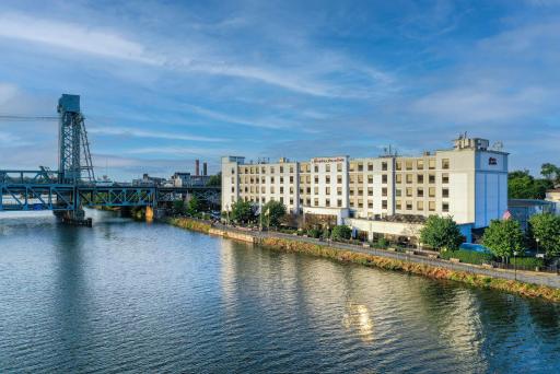 Hampton Inn & Suites Newark-Harrison-Riverwalk - Housity