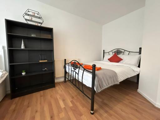 3 Bedroom House with Garden - Housity