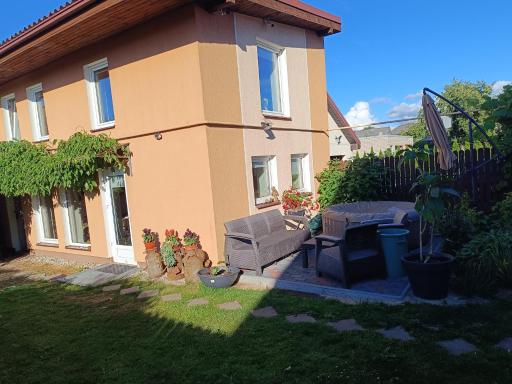 Namelis uždarame kieme - Housity