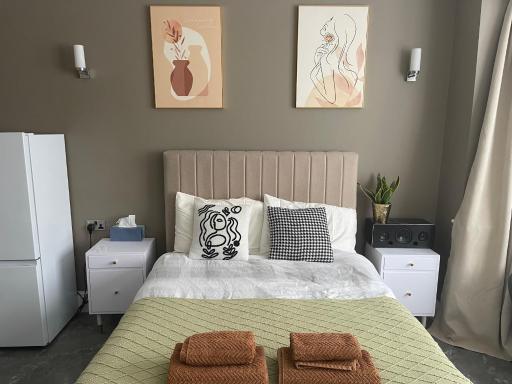 Modern huge double room with private bathroom in Colindale - Housity