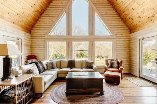 Cabin Lodge on Lake Bowen with lake access - Housity