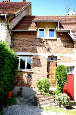 Maison derrière les champs - Housity
