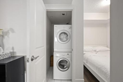 Luxury 2BDR Condo w pool, hot tub, sauna & 10m from Airport - Housity