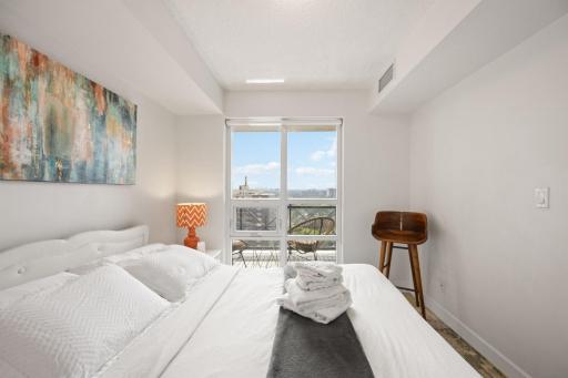 Luxury 2BDR Condo w pool, hot tub, sauna & 10m from Airport - Housity