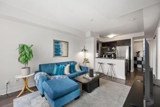 Luxury 2BDR Condo w pool, hot tub, sauna & 10m from Airport - Housity