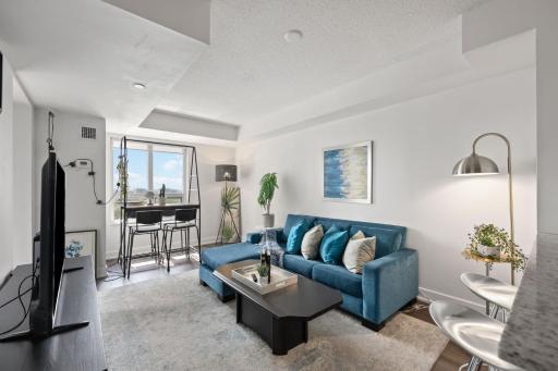Luxury 2BDR Condo w pool, hot tub, sauna & 10m from Airport - Housity