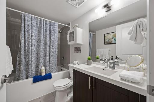 Luxury 2BDR Condo w pool, hot tub, sauna & 10m from Airport - Housity