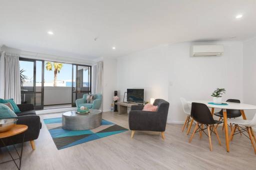Stylish and Spacious, Downtown Mount Maunganui - Housity