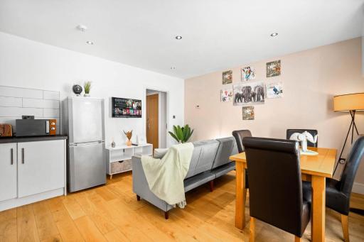 Down To Earth 1 Bedroom Apartment Jewellery Quarter Birmingham - Free Parking - Housity
