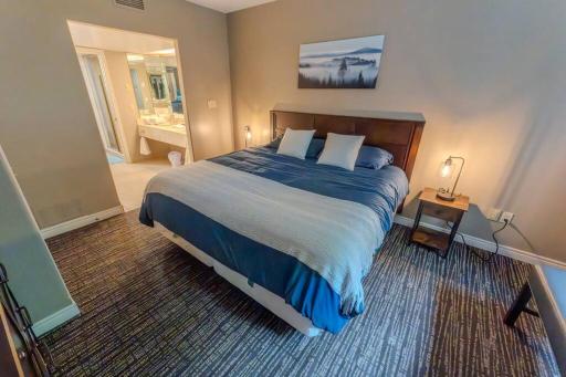 King Bed apartment, Pet Friendly, with a Hot Tub, Pool, and BBQ - Housity