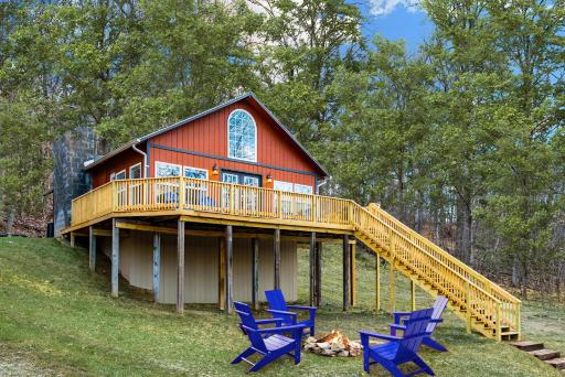 Loft Cabin w, Fire Pit, Huge Deck & WiFi! - Housity
