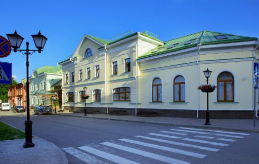 Dvor Podznoeva Glavniy Korpus - Housity