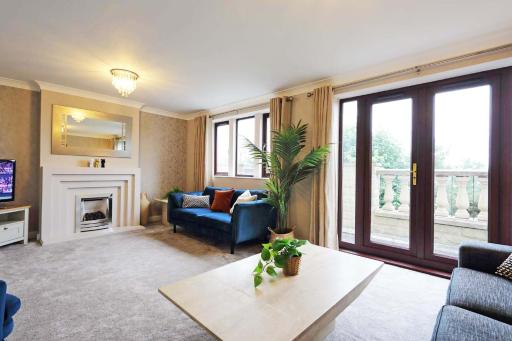 Spacious Dewsbury Home, 8 beds, sleeps 10, Free Parking and Wifi, 3 TVs, Close to motorways - Housity
