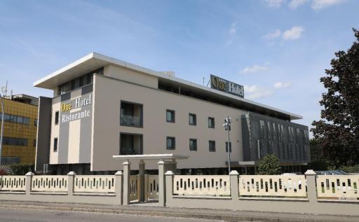 One Hotel & Restaurant - Housity