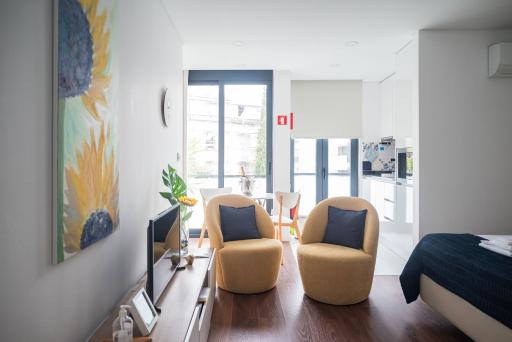 Sunflower Luxury Loft w AC Downtown and Metro - Housity