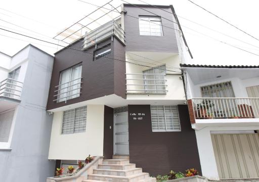 Cozy 4 Bedroom Home with Jacuzzi and Outside Deck - Housity