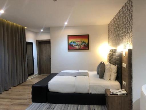 Crownsville Hotel - Airport Road - Housity