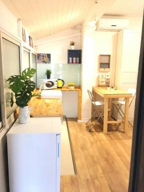 Stylish Studio Apt 2Min Walk To Beach - Housity