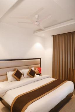 Hotel Bal Residency 100Mtr Golden Temple - Housity