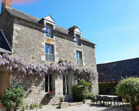 Le Puits, A House In The Grounds Of The Manor - Housity