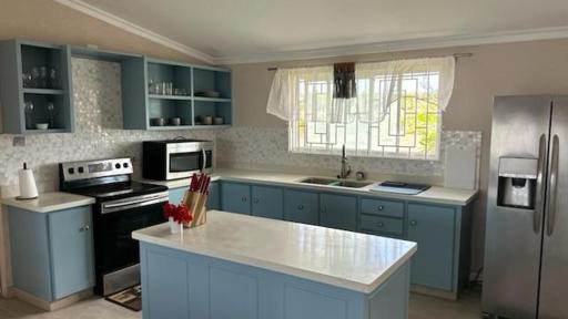 Welcome to Hope Winds, a charming property ranch-style house on a seren - Housity