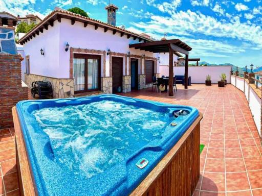 Elegant Villa with Jacuzzi in Canillas de Albaida - Housity