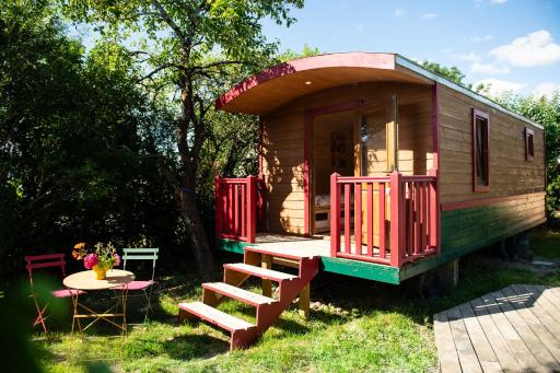 La Jolie Longère Fleurie Roulotte avec piscine et grand jardin - Housity