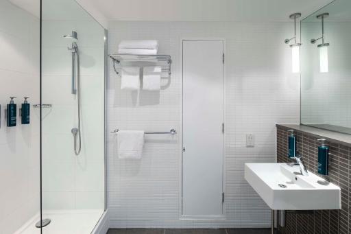 DoubleTree by Hilton Leeds - Housity