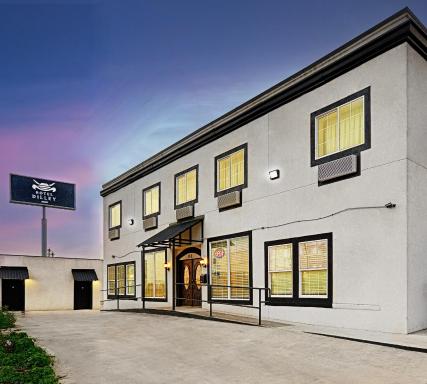 Hotel Dilley Grand - Housity