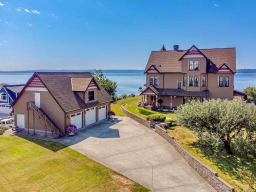 Luxury Bayfront Oasis with Private Beach Access, Near Tulalip Casino and Outlets! - Housity