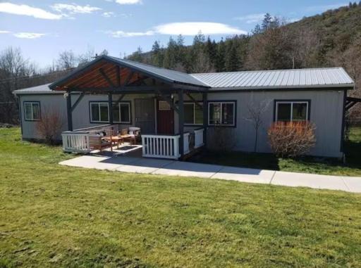 Enchanting Getaway Farmhouse And Tiny House Duo - Housity