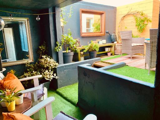 Vibrant beachfront Folkestone getaway - Housity