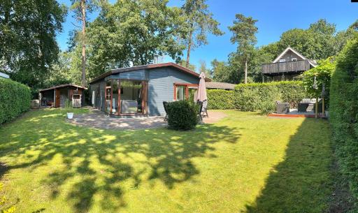 Dubbele chalet op recreatiepark Topparken op de Veluwe in Beekbergen met grote vrije tuin en eigen parkeerplaats - Housity