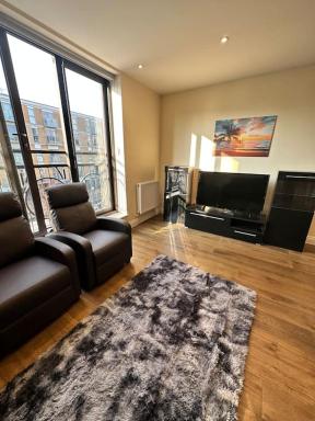 Stylish Riverside Apartment - Housity