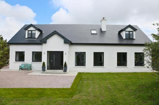 Luxury 6 Bedroom Spiddal Villa, Jacuzzi, Balcony - Housity
