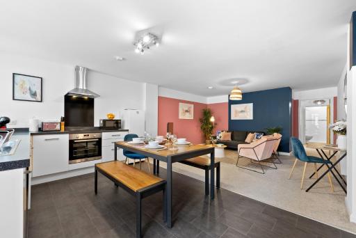 Glevum Lodge - 2 Bedroom Town Centre Apartment - Housity