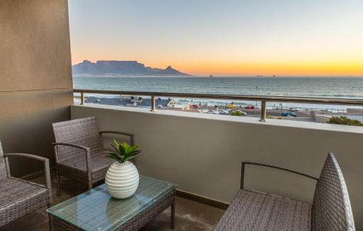 Modern Beachfront with Ocean Views - Infinity G9, Blouberg, Cape Town - Housity