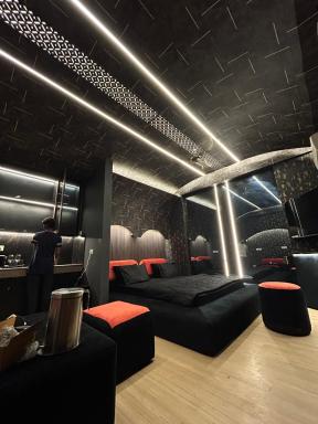 Shades of black - Housity