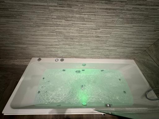 Southgate Apartments-Jaquzzi Bath-Private Parking- suitable for contractors - Housity