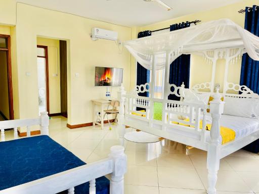 Elna's Nyali - Work & Unwind - Pool, Sea Views, AC & Fast Wi-Fi - Housity
