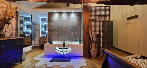 Suite Penthouse Romantique avec Jacuzzi, Confolens, Charente - Housity
