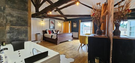 Suite Penthouse Romantique avec Jacuzzi, Confolens, Charente - Housity